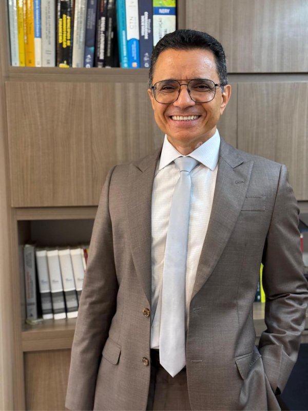 Roberto Martins Alves em seu escritório